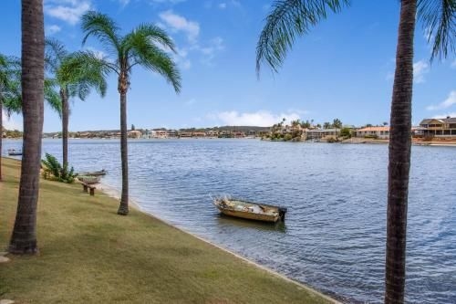 Quiet Waterfront Retreat in Family Neighbourhood3