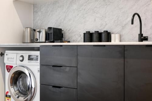Boutique Studio Near Parks, Theatres and Dining (High-End Studio Near Parks, Theatres and Dining)1