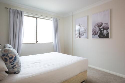 Sunlit Bondi Beach Apartment With Balcony, Parking3
