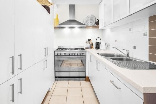 Stylish 2-Bed Apartment with Sweeping River Views2