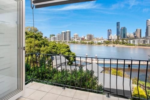Stylish 2-Bed Apartment with Sweeping River Views3