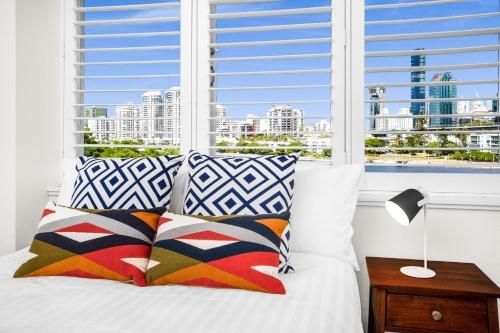 Stylish 2-Bed Apartment with Sweeping River Views4