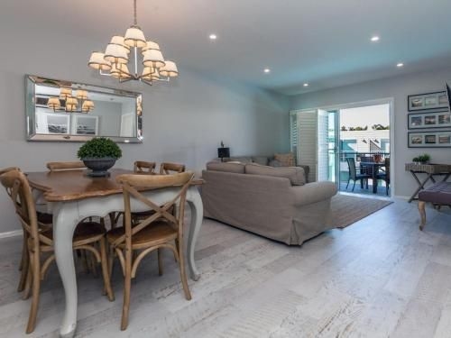 Hamptons Retreat @ Unit 259A Pacific Blue0