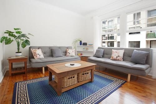Sunlit 2-bed Apartment Metres From the Beach0