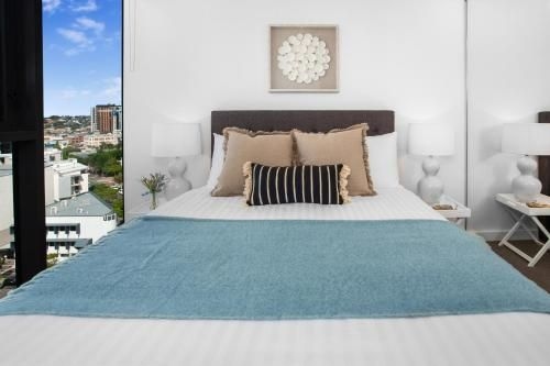Modern 1-Bed Apartment With Balcony and Leisure Area3