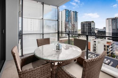 Modern 1-Bed Apartment With Balcony and Leisure Area1