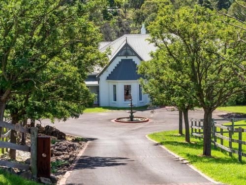 Cowley House - stunning entertainer, views, pool3
