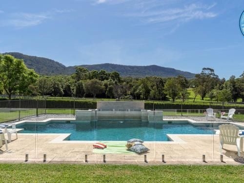 Cowley House - stunning entertainer, views, pool0