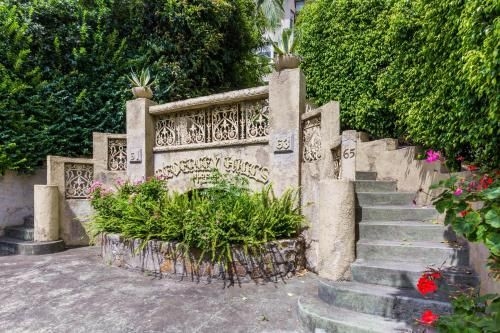 Spoilt for choice 2-bed/2-bath + Free parking2