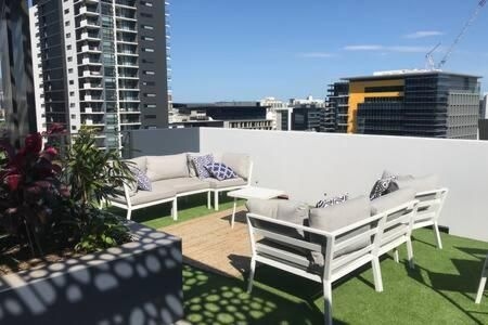 Brand New Stylish & Modern APT in South Brisbane2