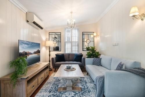 Contemporary Cottage in Perfect Lifestyle Address0