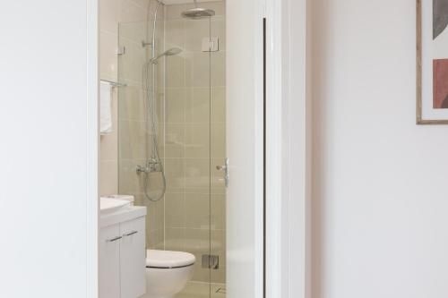 Tidy Apartment with Balcony and Parking Near Trains4
