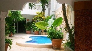 Alhambra Beach Hotel3