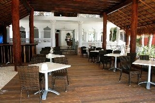 Alhambra Beach Hotel2