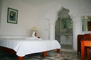 Alhambra Beach Hotel4