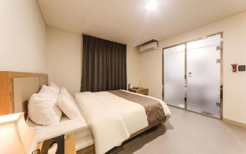 โฮเทล แอมเบอร์ส (Hotel Ambers)1