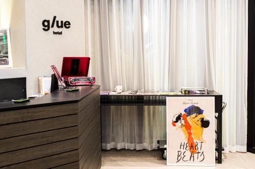 กลู โฮเต็ล (Glue Hotel)1