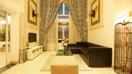 LUXURIOUS 500m2 7 BEDROOM PENTHOUSE NEAR PHU MY HUNG0
