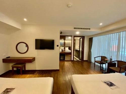 UpTown Hotel1