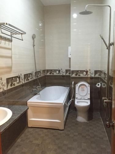 Queen Hotel2