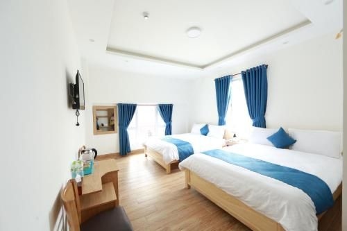 The Light Hotel0