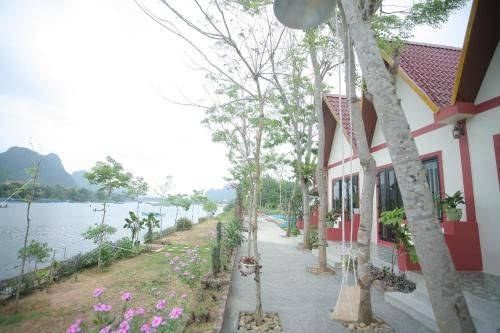 Restful River Bungalow2