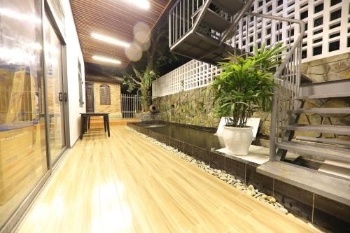 Hill Bungalow0