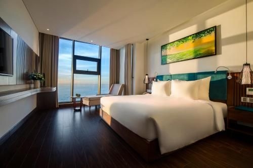 Maximilan Danang Beach Hotel0