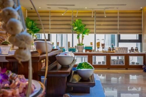Maximilan Danang Beach Hotel2