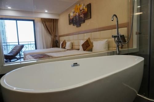 Ruby Hotel1