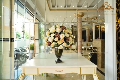 Queen Hotel2