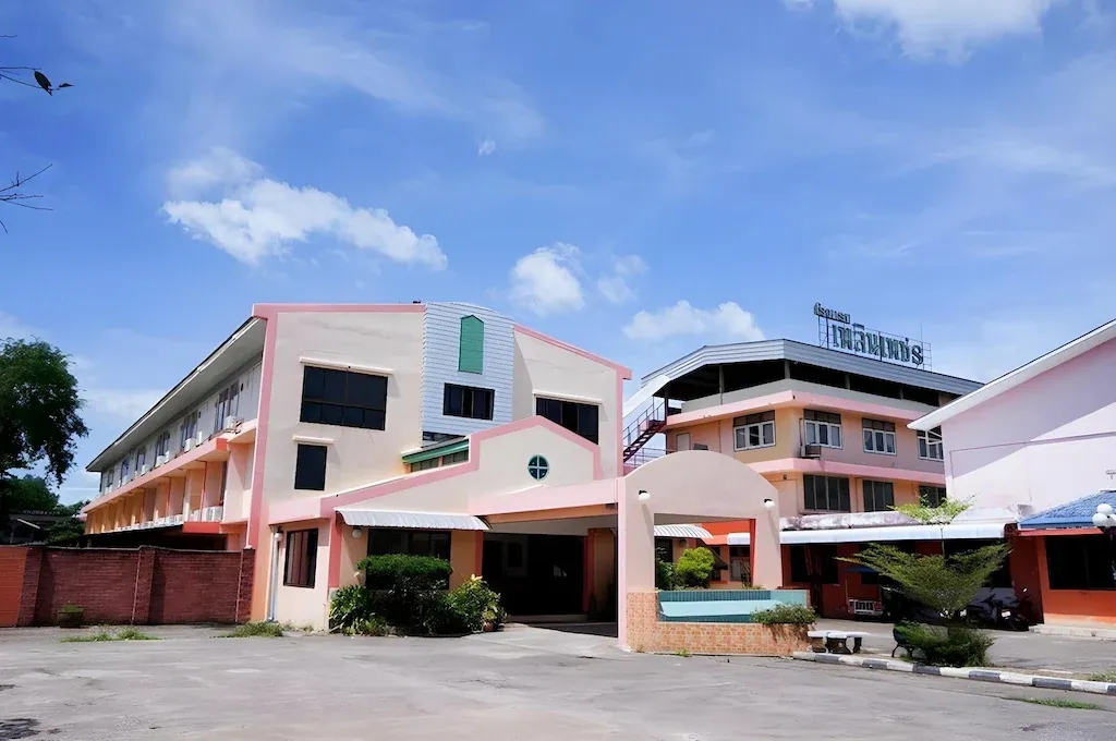 โรงแรมเพลินเพชร (Plernpetch Hotel)0