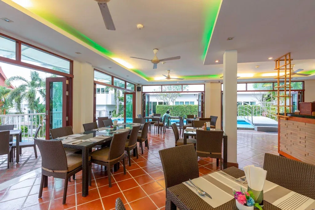 ภูนาวา รีสอร์ต ภูเก็ต หาดกะรน (Phunawa Resort Phuket Karon Beach)3