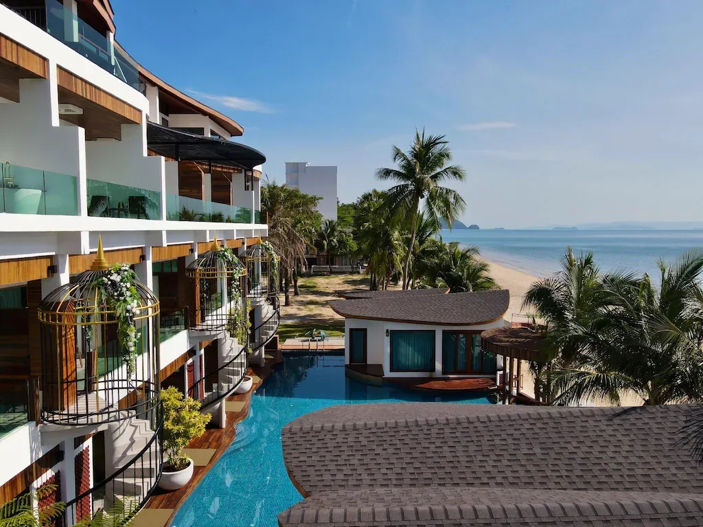 โฮเทล วิลล่า อ่าวขนอม บีชฟรอนท์ (Hotel Villa Aokhanom Beachfront)1