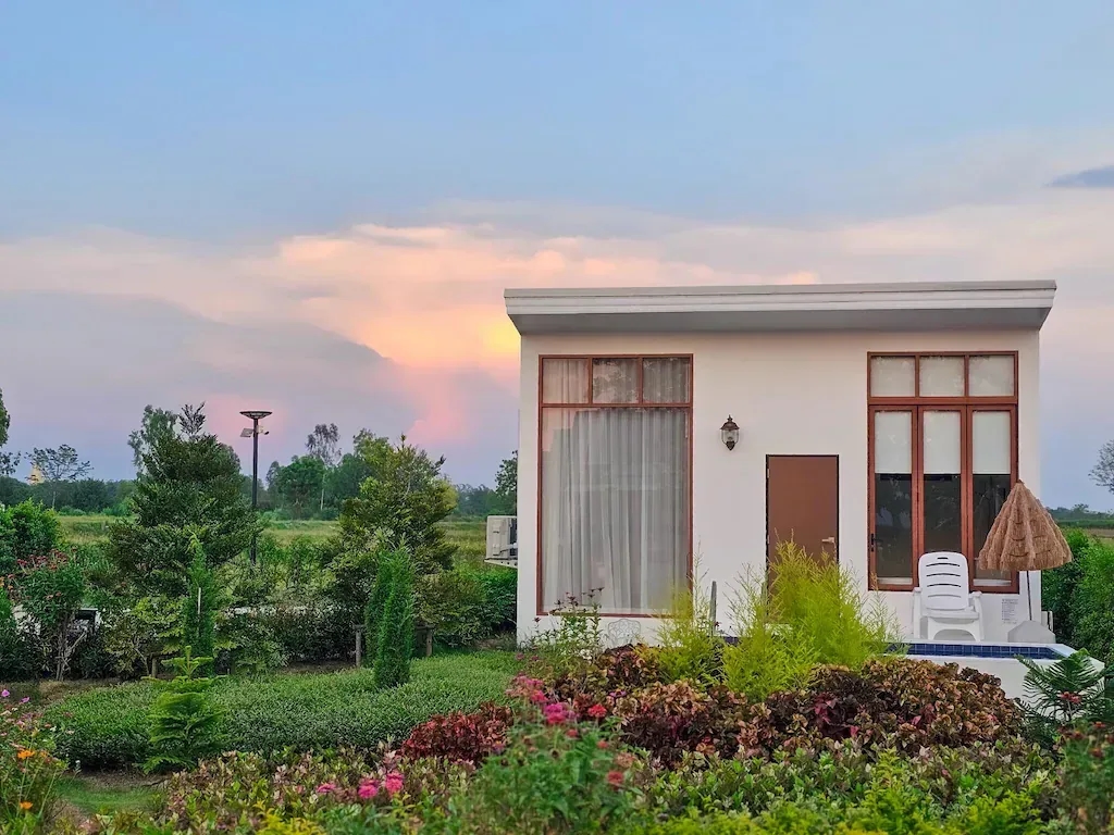 อัส แอนด์ เอาเออร์ส คาเฟ่ แอนด์ เบด (Us and Ours cafe'&bed)1