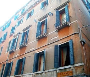 Relais Piazza San Marco1
