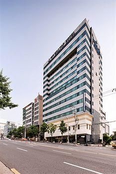 โรงแรมนิวฮิลท็อป (New Hilltop Hotel)0