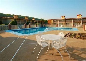Econo Lodge4
