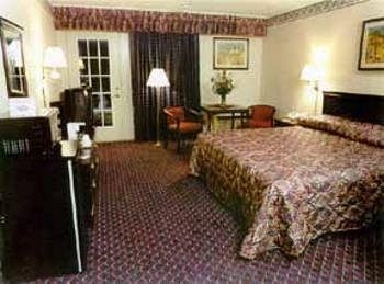 Econo Lodge3
