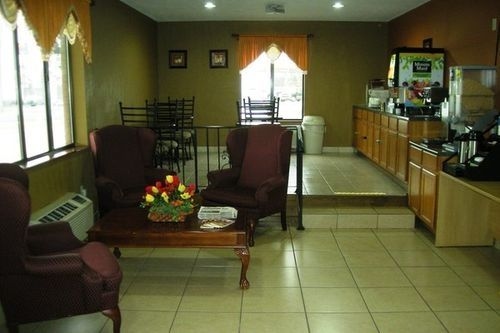 Econo Lodge3