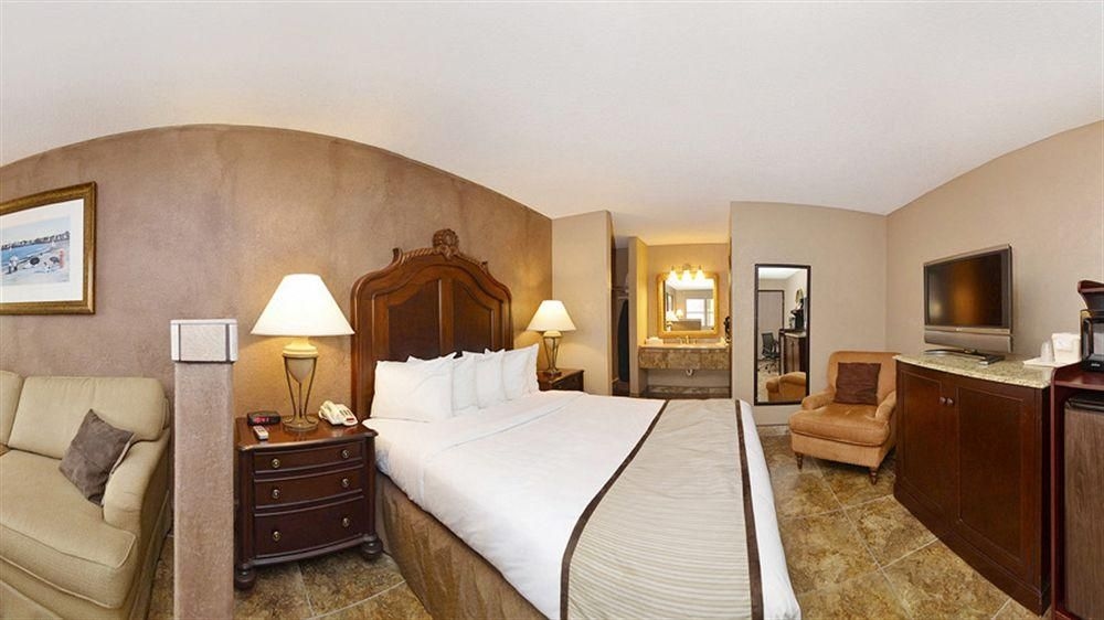 Quality Inn & Suites Near The Border2