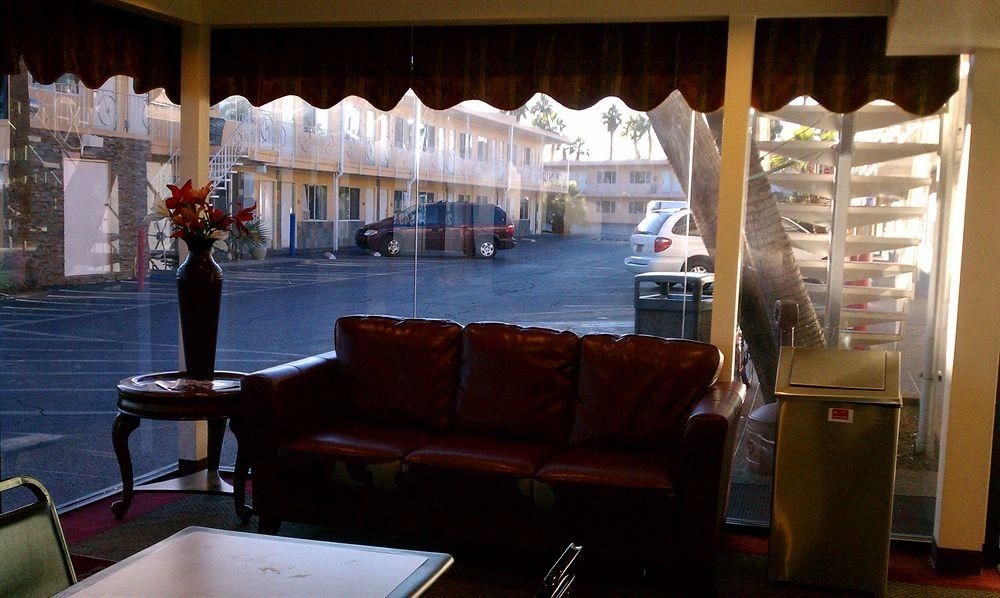 Econo Lodge2