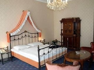Hotel Urania0