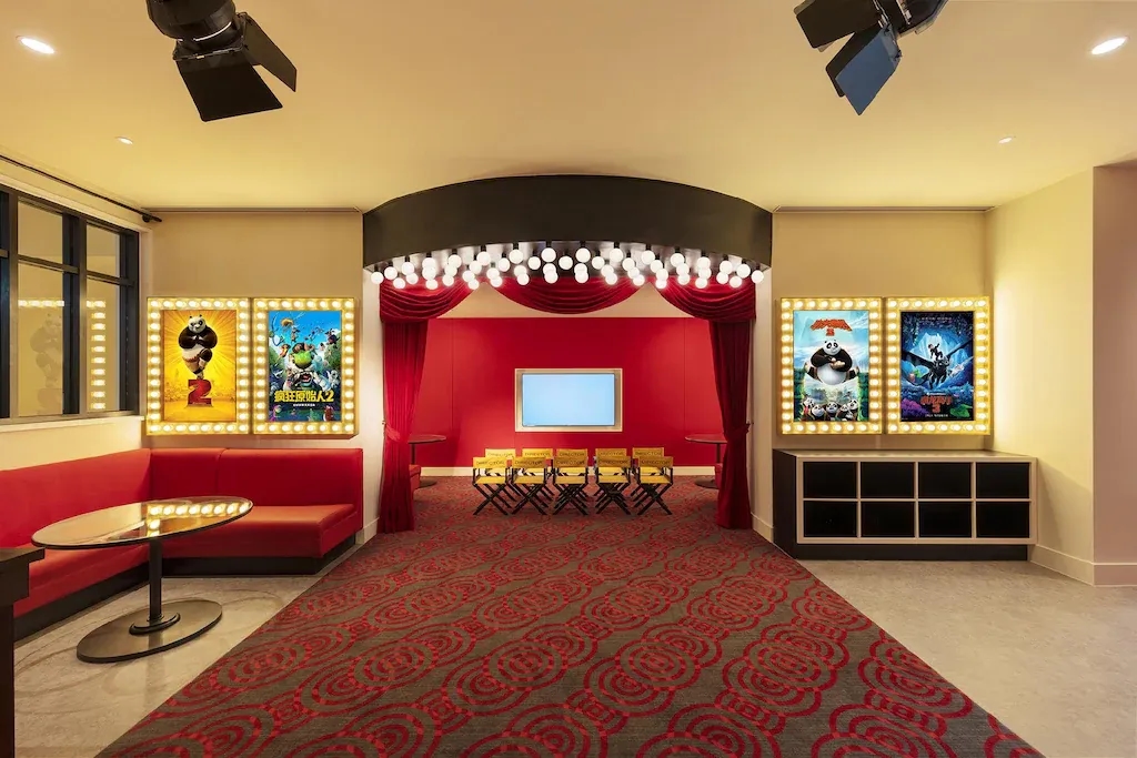 ดิ ยูนิเวอร์แซล สตูดิโอส์ แกรนด์ โฮเทล (The Universal Studios Grand Hotel)1