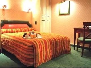 โรงแรมเอลิเซส์ (Elysees Hotel)3