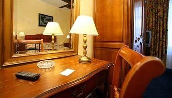 โรงแรมคริสตัล (Hotel Crystal)1