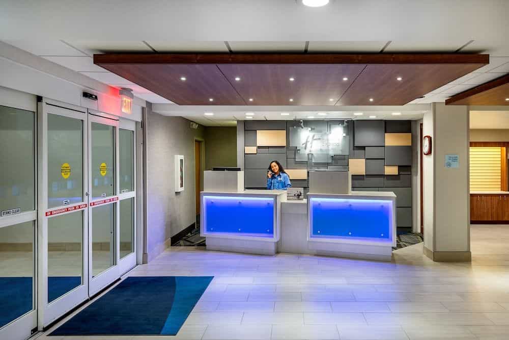 HOLIDAY INN EXPRESS & SUITES D