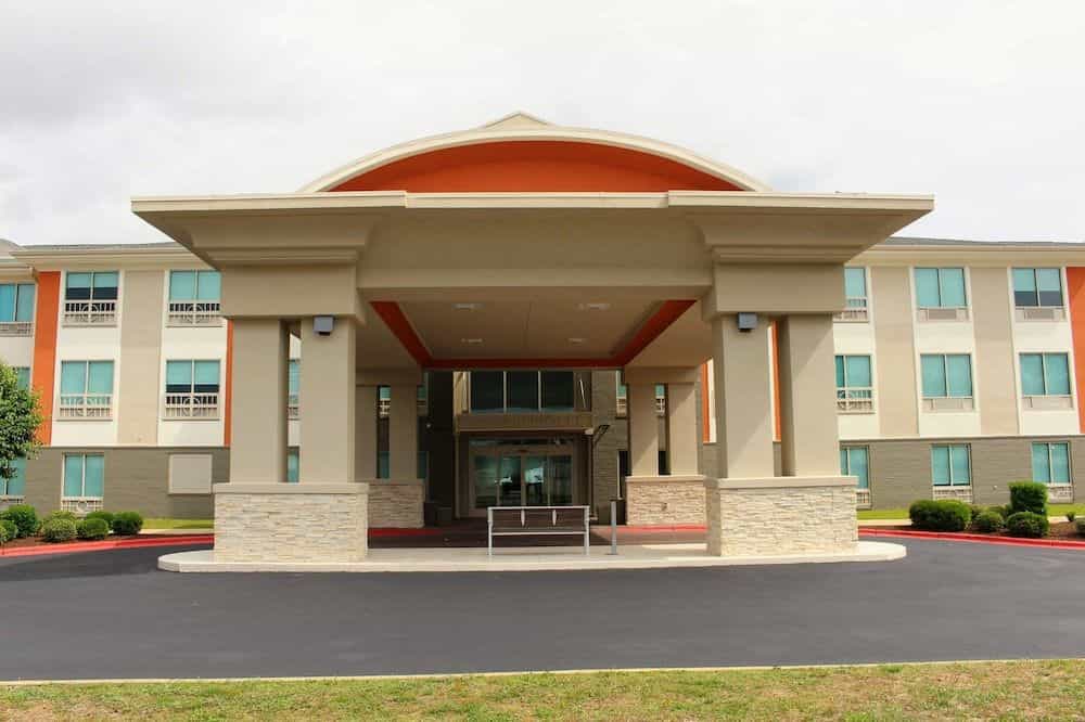 HOLIDAY INN EXPRESS & SUITES E