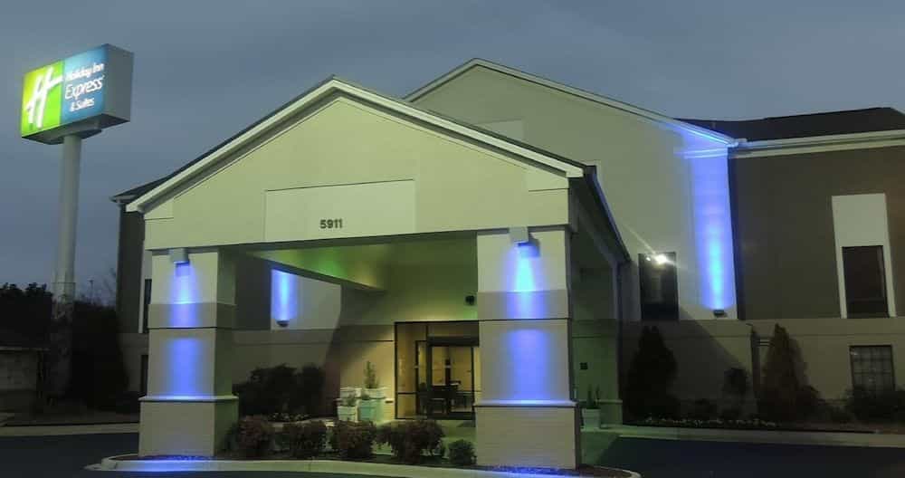 HOLIDAY INN EXPRESS & SUITES B