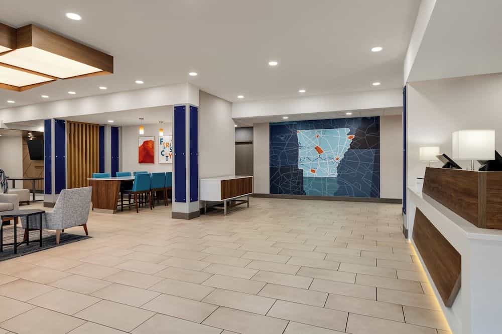HOLIDAY INN EXPRESS & SUITES F